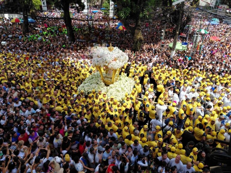 Círio de Nazaré 2025: Nossa Senhora de Nazaré acessa a avenida de mesmo nome — Foto: Nicksson Melo / g1 Pará