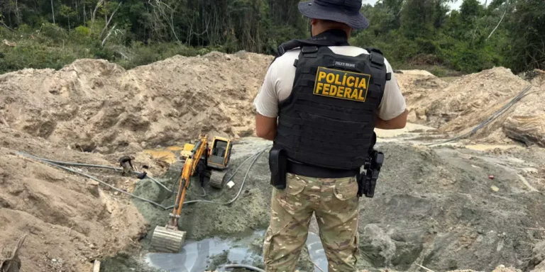 Maquinários são destruídos em combate a garimpos ilegais nas regiões de Altamira e Rurópolis. (Foto: Polícia Federal)