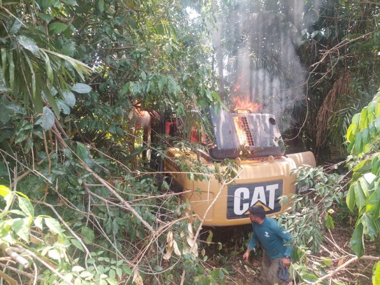 Pá escavadeira é destruída em operação do ICMBio na Terra do Meio, no Pará. — Foto: Reprodução / ICMBio