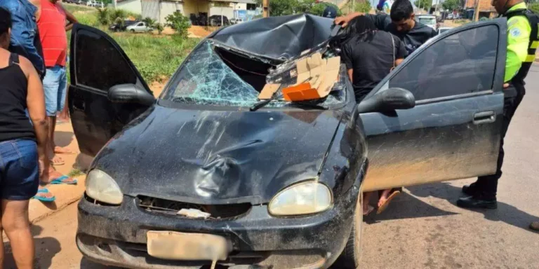 fonte Carro ficou parcialmente destruído (Foto: Reprodução das redes sociais)