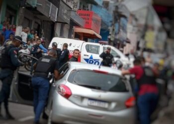 A imagem em destaque mostra o carro em que os suspeitos estavam