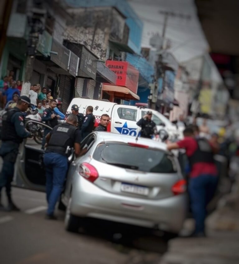 A imagem em destaque mostra o carro em que os suspeitos estavam