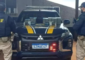 A imagem em destaque mostra policiais rodoviários federais próximos a carga de munição confiscada. (Foto: Divulgação | Ascom PRF)