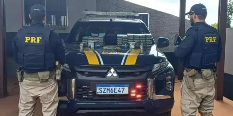 A imagem em destaque mostra policiais rodoviários federais próximos a carga de munição confiscada. (Foto: Divulgação | Ascom PRF)