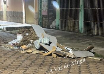 Entulho jogado em via pública no bairro Esplanada do Xingu gera revolta entre moradores em Altamira (PA)