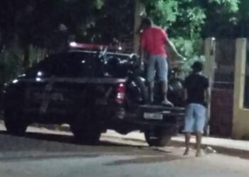 Cena inusitada: jovens retiram moto apreendida de cima de viatura da polícia em Senador José Porfírio (PA)