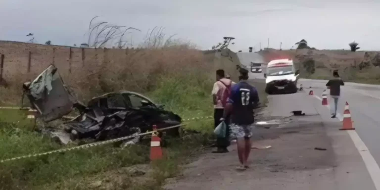 A imagem em destaque mostra o carro onde as vítimas estavam completamente destruído às margens na rodovia estadual PA-150. (Foto: Reprodução)