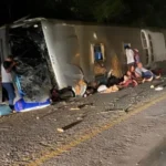 Tragédia em Pernambuco: ônibus de turismo tomba na e deixa ao menos 17 mortos