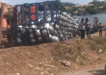 Anapu: carreta carregada de botijões de gás tomba na BR-230, em Belo Monte do Pontal