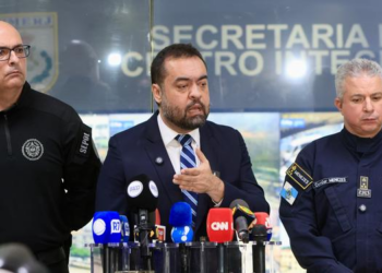 Governador Cláudio Castro (ao centro) durante coletiva de imprensa no Centro Integrado de Comando e Controle.