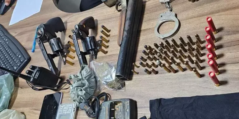 Armas e munições apreendidas nas ações foram apresentadas à Polícia Civil. (Foto: Reprodução)