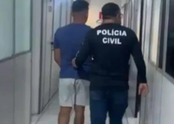 A imagem em destaque mostra um policial civil com um dos suspeitos presos. (Foto: Divulgação | Agência Pará)