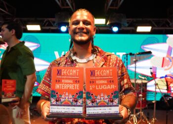 Cantor Amazônico com os troféus do XI Fecant Regional. Crédito El Elyon Machado