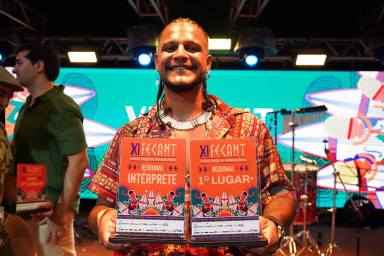 Cantor Amazônico com os troféus do XI Fecant Regional. Crédito El Elyon Machado