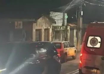 A imagem em destaque mostra uma ambulância do Samu próxima ao local onde o caso ocorreu. (Foto: Reprodução | Floresta News