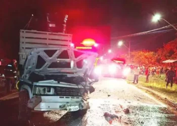 Caminhonete colidiu com carro de passeio em Santarém na noite de sábado (08/11). (Reprodução redes sociais Blog do Pião)