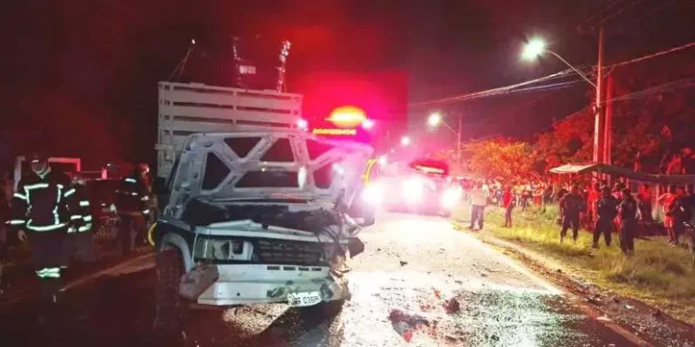 Caminhonete colidiu com carro de passeio em Santarém na noite de sábado (08/11). (Reprodução redes sociais Blog do Pião)