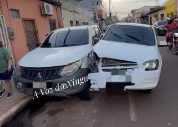 Indígena suspeito de embriaguez colide com caminhonete estacionada no centro comercial de Altamira (PA)