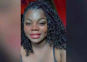 A imagem em destaque mostra a mulher que morreu na colisão entre as duas motocicletas. (Foto: Reprodução)