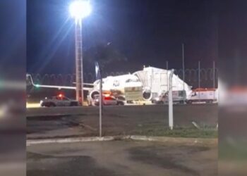 O avião precisou alterar a rota e pousar em Palmas (TO).,.;; Crédito: Reprodução/Redes Sociais