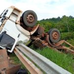 Caminhão carregado com madeira tomba na BR-230 entre Altamira e Belo Monte, no sudoeste do Pará