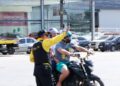 Agente do Detran orienta motociclista e garupa no trânsito