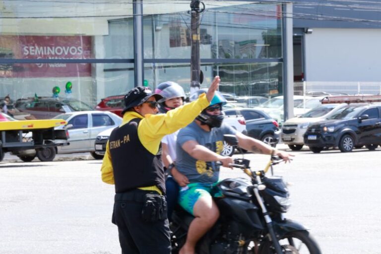 Agente do Detran orienta motociclista e garupa no trânsito