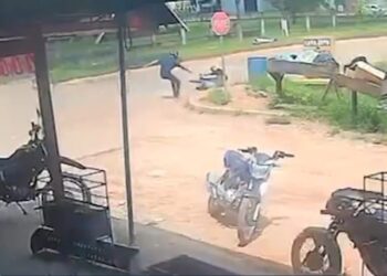 Momento em que jovem foi baleado. — Foto: Reprodução / TV Liberal