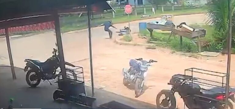 Momento em que jovem foi baleado. — Foto: Reprodução / TV Liberal