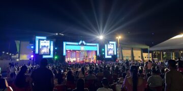 Papai e Mamãe Noel encantam crianças com neve e musicais em Altamira (PA)