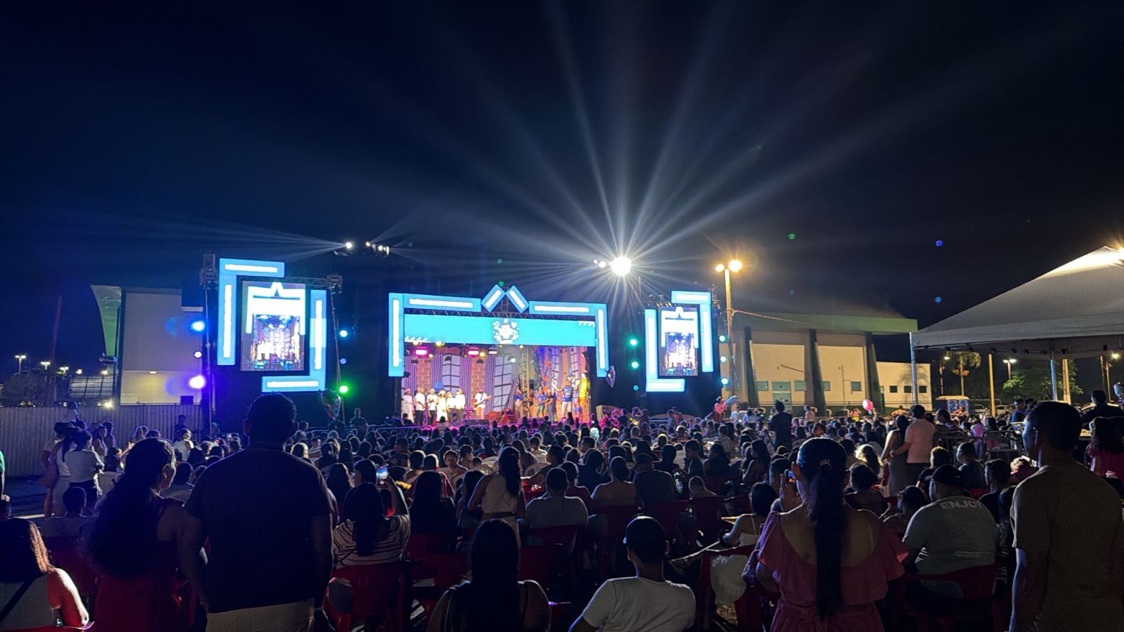 Papai e Mamãe Noel encantam crianças com neve e musicais em Altamira (PA)