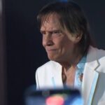 Roberto Carlos sofre acidente com Cadillac durante gravação do especial da Globo