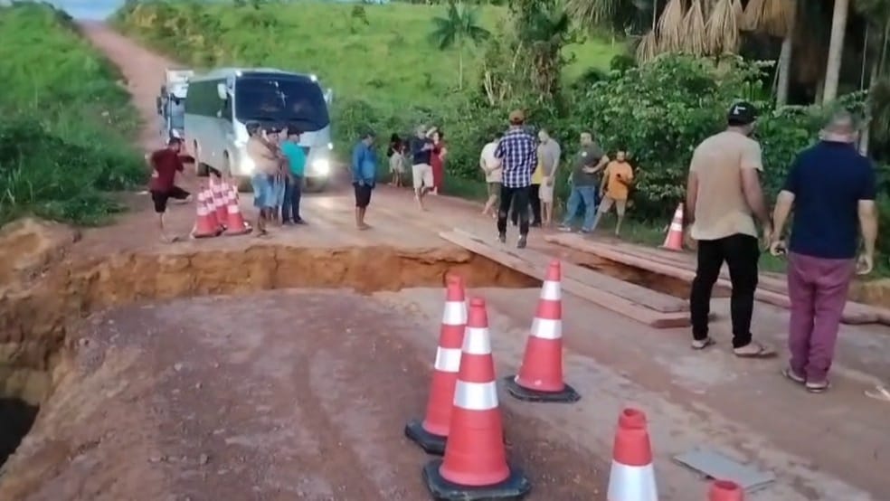 Cratera na pista dificulta acesso de motoristas na Transamazônica. — Foto: Reprodução / Redes sociais