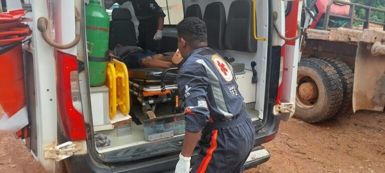 Vítima foi levada para o hospital, mas não resistiu aos ferimentos. — Foto: Reprodução / TV Liberal