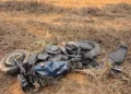 Motocicleta de vítima ficou destruída na BR-222 entre Dom Eliseu e Rondon do Pará. (Reprodução Redes Sociais)
