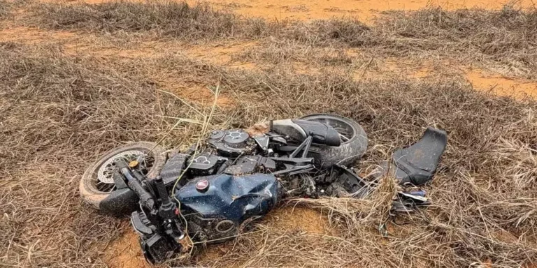 Motocicleta de vítima ficou destruída na BR-222 entre Dom Eliseu e Rondon do Pará. (Reprodução Redes Sociais)