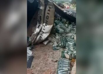 Carreta com carga de arroz tomba em Tucurui — Foto: Redes Sociais