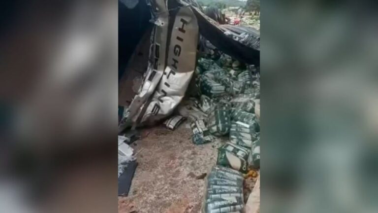 Carreta com carga de arroz tomba em Tucurui — Foto: Redes Sociais