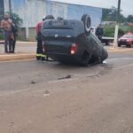 Carro capota após bater em poste na Avenida Ernesto Acioly, em Altamira (PA)