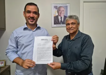 Luiz Pires (Abrajet), com o deputado federal Vicentinho Júnior, autor do PL nº 5.990/2025.