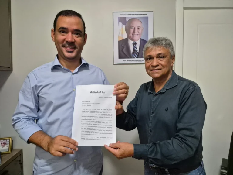 Luiz Pires (Abrajet), com o deputado federal Vicentinho Júnior, autor do PL nº 5.990/2025.