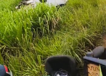 Carro capota às margens da Transamazônica em Brasil Novo