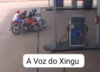 VÍDEO: Imprudência de mototaxista causa colisão em posto de combustíveis em Altamira