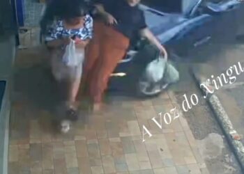 VÍDEO: Carro desgovernado atinge mãe e filha na calçada no centro de Altamira