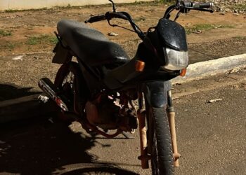 Moto é abandonada há quase 24 horas no bairro Jardim Uirapuru, em Altamira