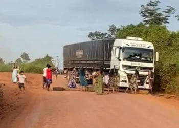 Indígenas bloqueiam trecho da BR-230 entre Medicilândia e Uruará em protesto por asfaltamento