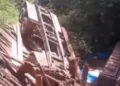 Caminhão desabou em ponte de madeira na zona rural de Castanhal, na manhã desta quarta-feira (21). (Reprodução redes sociais)