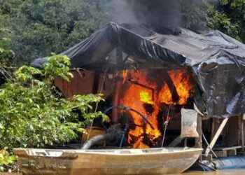 Equipamentos foram incendiados pelos agentes de segurança e fiscalização para impedir nova prática de crimes. (Divulgação / PF)