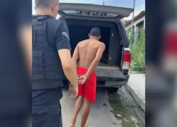 A imagem em destaque mostra um dos suspeitos detidos sendo conduzido para dentro da viatura. (Foto: Divulgação | Agência Pará)