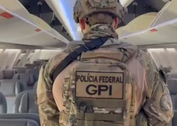 Aeronave é vistoriada em Macapá após suspeita de artefato a bordo; material foi retirado em Belém. (Divulgação/ PF Amapá